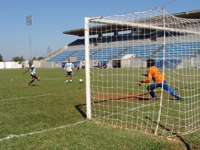 O volante Jean Negão bate pênalti no goleiro reserva Ramon -