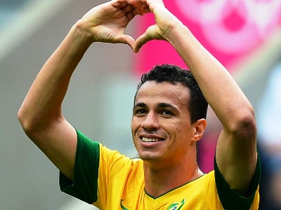 Leandro Damião comemora o gol marcado contra a Nova Zelândia -