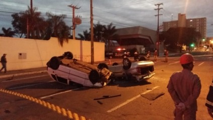 Placas do Corsa indicam que ocupantes não seriam de Campo Grande, de acordo com as primeiras informações. - Foto: Divulgação