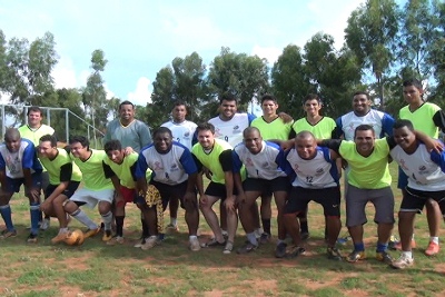 Equipe dos sertanejos (verde) posa com a dos pagodeiros (branco) -