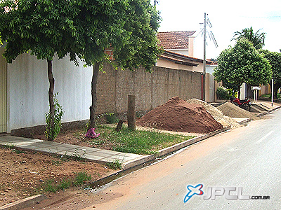 Pedestres impedidos de transitar na calçada -