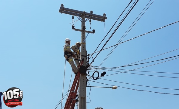 Funcionários durante manutenção da rede de energia - Gabrielly Almeida/JPNews