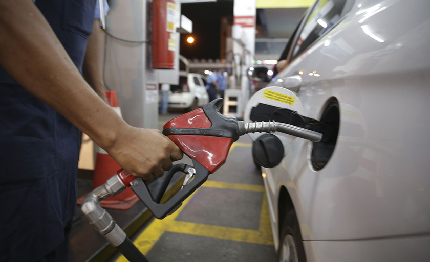 Preço do litro da gasolina vem se mantendo abaixo dos R$ 2 o litro desde o último dia 24 - Arquivo/Agência Brasil