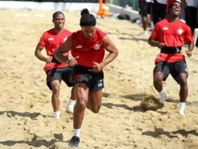 Ronaldinho em ação no treino desta terça -