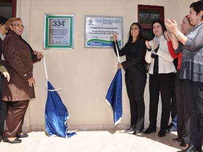 Autoridades inauguram a placa do Centro de Atendimento -