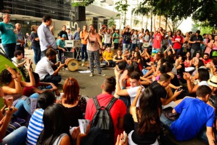 Estudantes ocupam escolas em São Paulo contra a reorganização das instituições de ensino proposta pela Secretaria Estadual de Educação - Agência Brasil
