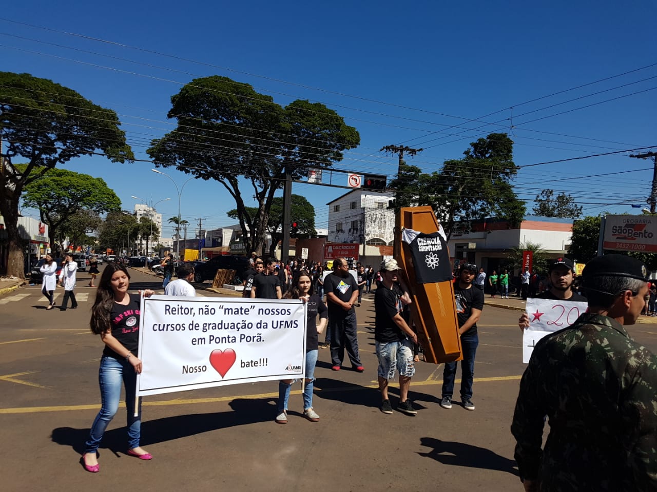 Protesto em 7 de setembro de 2018 contra o fim dos cursos na Universidade Federal de Mato Grosso do Sul - (Foto: Késia Caroline Ramires Neves/ADUFMS-Sindicato) Protesto em 7 de setembro de 2018 contra o fim dos cursos na Universidade Federal de Mato Grosso do Sul - (Foto: Késia Caroline Ramires Neves/ADUFMS-Sindicato)