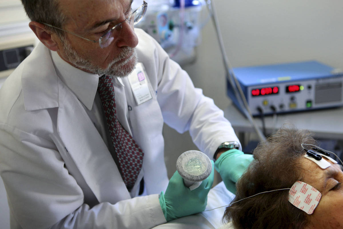 Médico preparando um paciente para receber convulsoterapia - Foto: Richard Perry - The new York times