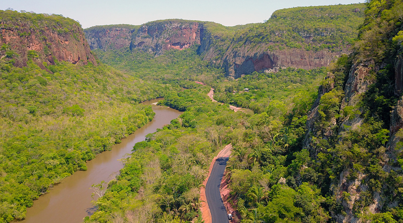 A estrada corta uma região onde divide a planalto da planice. O local é muito visitado por pescadores e amantes de esportes radicais, como trilhas e escaladas. - Foto: Edemir Rodrigues