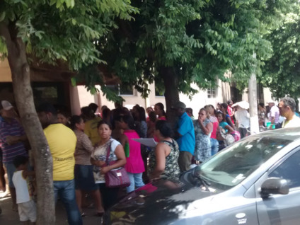 Dezenas de pessoas estão dormindo na fila à espera de senhas - Ariane Pontes/JP