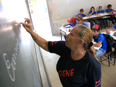 Luciene Gomes leciona há 13 anos, e diz que hoje as crianças estão mais rebeldes e precoce -