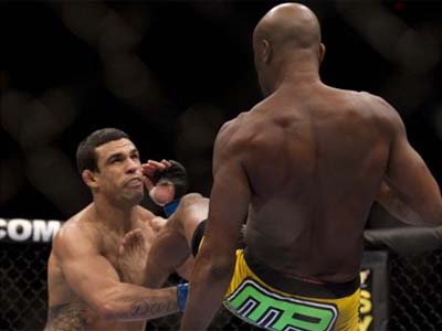 Anderson Silva (d) não se importou com as vaias no Mandalay Bay Center, em Las Vegas. Ele derrotou Vitor Belfort com um chute cinematográfico logo no primeiro round e manteve o cinturão dos médios do UFC - Anderson Silva (d) não se importou com as vaias no Mandalay Bay Center, em Las Vegas. Ele derrotou Vitor Belfort com um chute cinematográfico logo no primeiro round e manteve o cinturão dos médios do UFC -