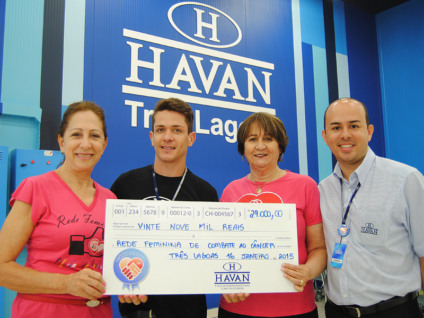 Presidente Alda e vice-presidente Maria de Lourdes, da Rede Feminina recebem o cheque simbólico das mãos do gerente de vendas da Havan, Fernando - Elias Dias/JP