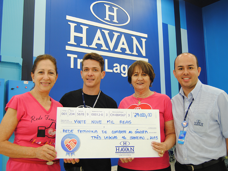 Presidente Alda e vice-presidente Maria de Lourdes, da Rede Feminina recebem o cheque simbólico das mãos do gerente de vendas da Havan, Fernando - Elias Dias/JP Presidente Alda e vice-presidente Maria de Lourdes, da Rede Feminina recebem o cheque simbólico das mãos do gerente de vendas da Havan, Fernando - Elias Dias/JP