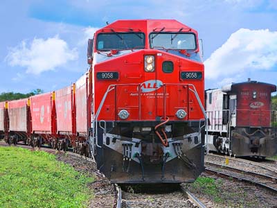 O operador de produção da ALL atua no auxílio aos maquinistas nas manobras das composições ferroviárias -