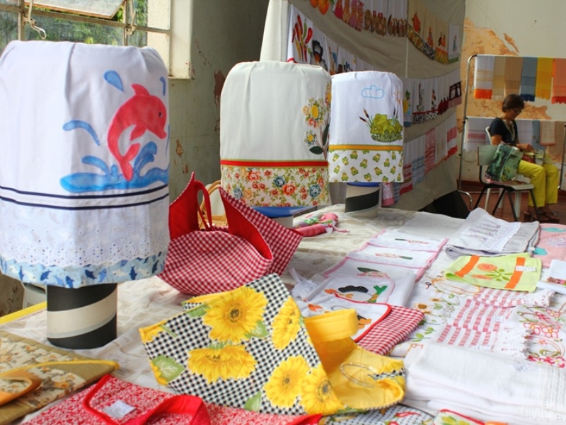 Estão expostos para apreciação e venda diversos produtos confeccionados por bordadeiras três-lagoenses - Divulgação Estão expostos para apreciação e venda diversos produtos confeccionados por bordadeiras três-lagoenses - Divulgação
