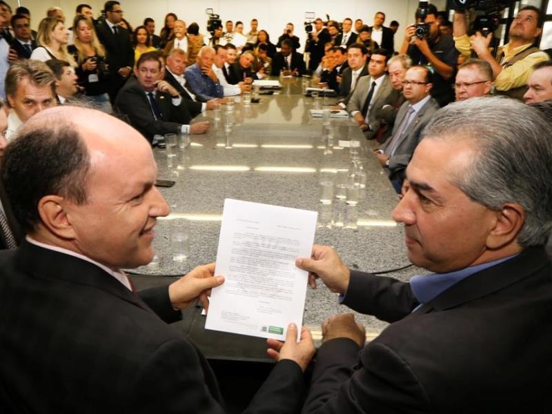 Governador entrega projeto para o presidente da Assembleia, Júnior Moch - Divulgação