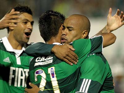 Thiago Heleno celebra com Luan e Danilo o gol que abriu a vitória por 2 a 0 no Canindé - Thiago Heleno celebra com Luan e Danilo o gol que abriu a vitória por 2 a 0 no Canindé -