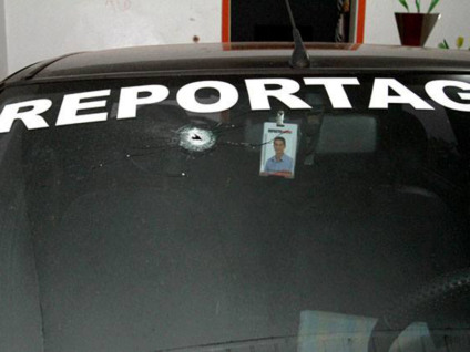 Um dos veículos, utilizado durante as reportagens, foi atingido no vidro traseiro - Divulgação/ImpactoOnline