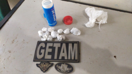 Getam prende traficante com droga camuflada em frasco de desodorante - Foto: Divulgação/PM