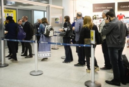 Passageiros enfrentam filas na área de embarque do aeroporto Santos Dumont no Rio - Tomaz Silva/Agência Brasil