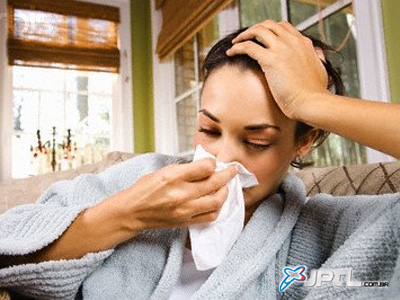 O contágio é transmitido como uma gripe comum, por meio de partículas de saliva ou secreção nasal. -