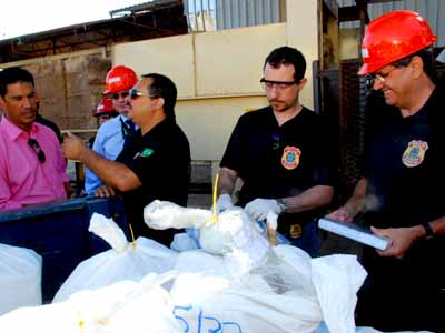 Policiais se preparam para mandar a droga para a caldeira -