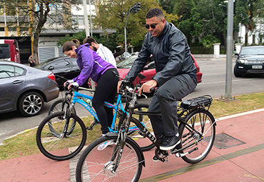 Ronaldo Nazário vai pedalando a evento, em São Paulo Ronaldo Nazário vai pedalando a evento, em São Paulo
