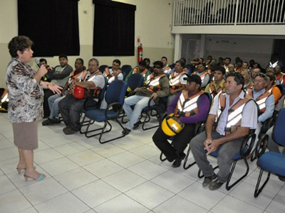 Diretora do Deptran, Creusa Ferreira, com os mototaxistas -