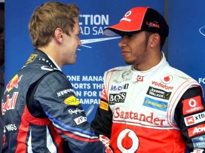 Vettel (esq.) cumprimenta Hamilton após o treino classificatório na Coreia -