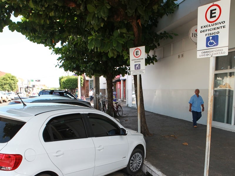 No primeiro bimestre deste ano, 27 multas foram geradas por veículos estacionados em vagas preferenciais - Elias Dias/JP