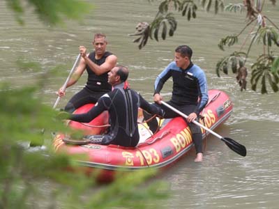 Bombeiros vasculham o lago em Minas Gerais -