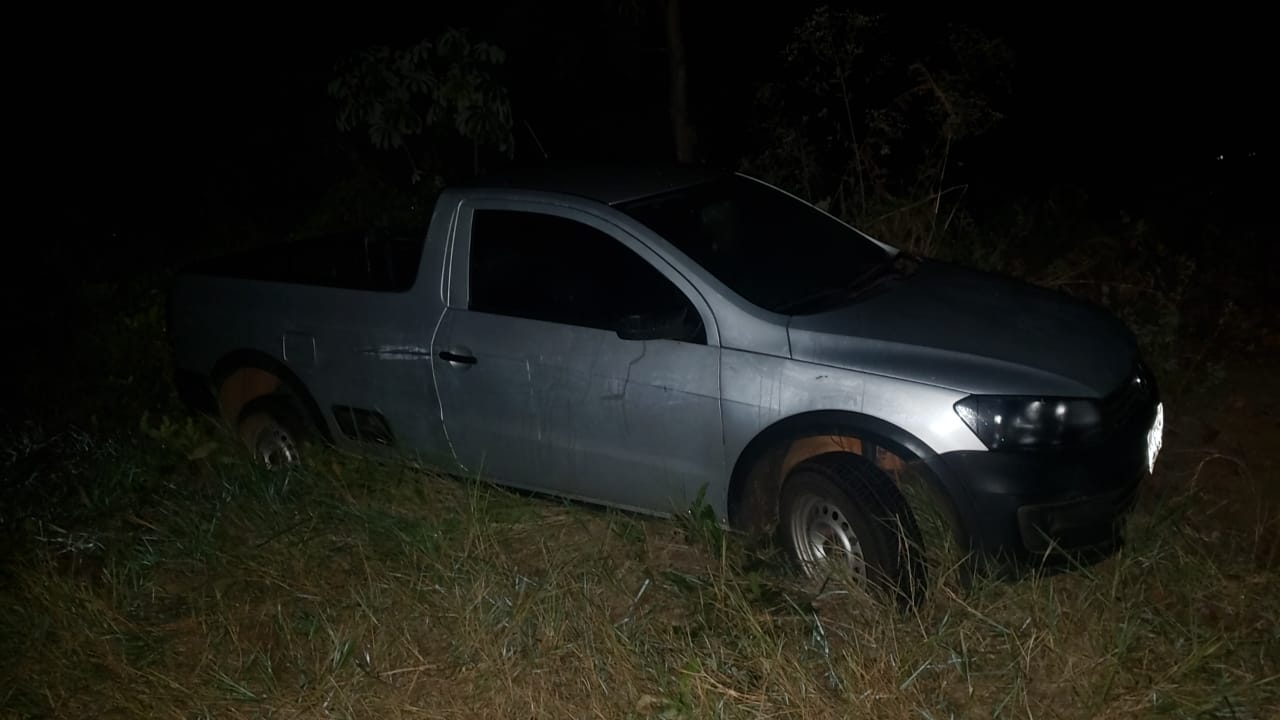 Veículo furtado é abandonado na cascalheira e Polícia Militar foi chamada para recuperar o veículo - Imagens cedidas/Polícia Militar