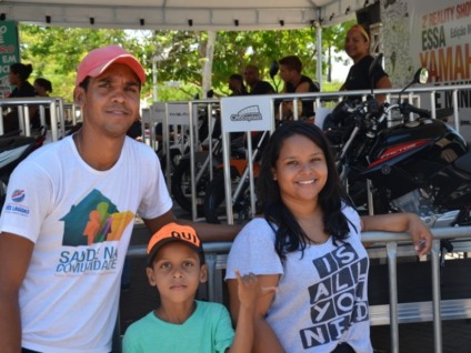 Familiares enfrentam calor intenso para garantir a torcida - Claudio Pereira