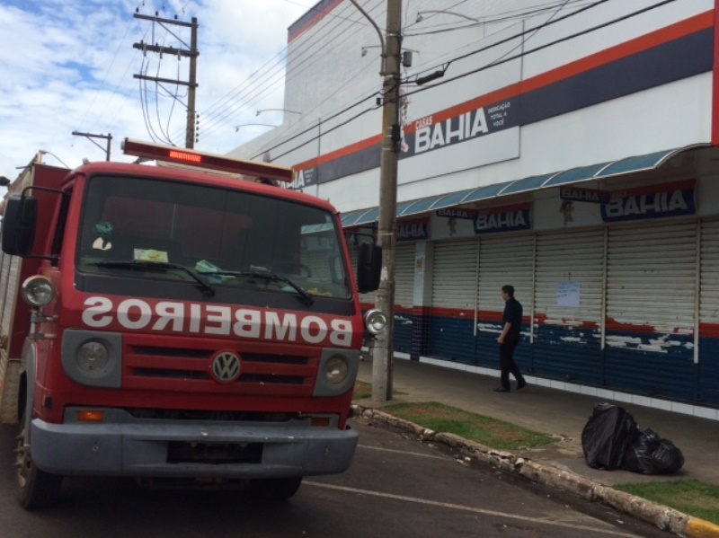 Veículo de combate à incêndio permaneceu na frente da loja até a vistoria dos bombeiros - Renata Prandini