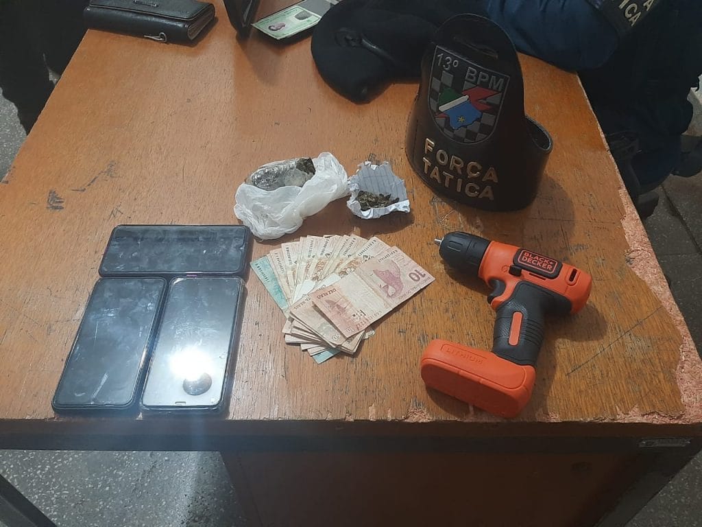 Os policiais localizaram também R$ 760, além de encontraram também uma parafusadeira - 13ºBPM