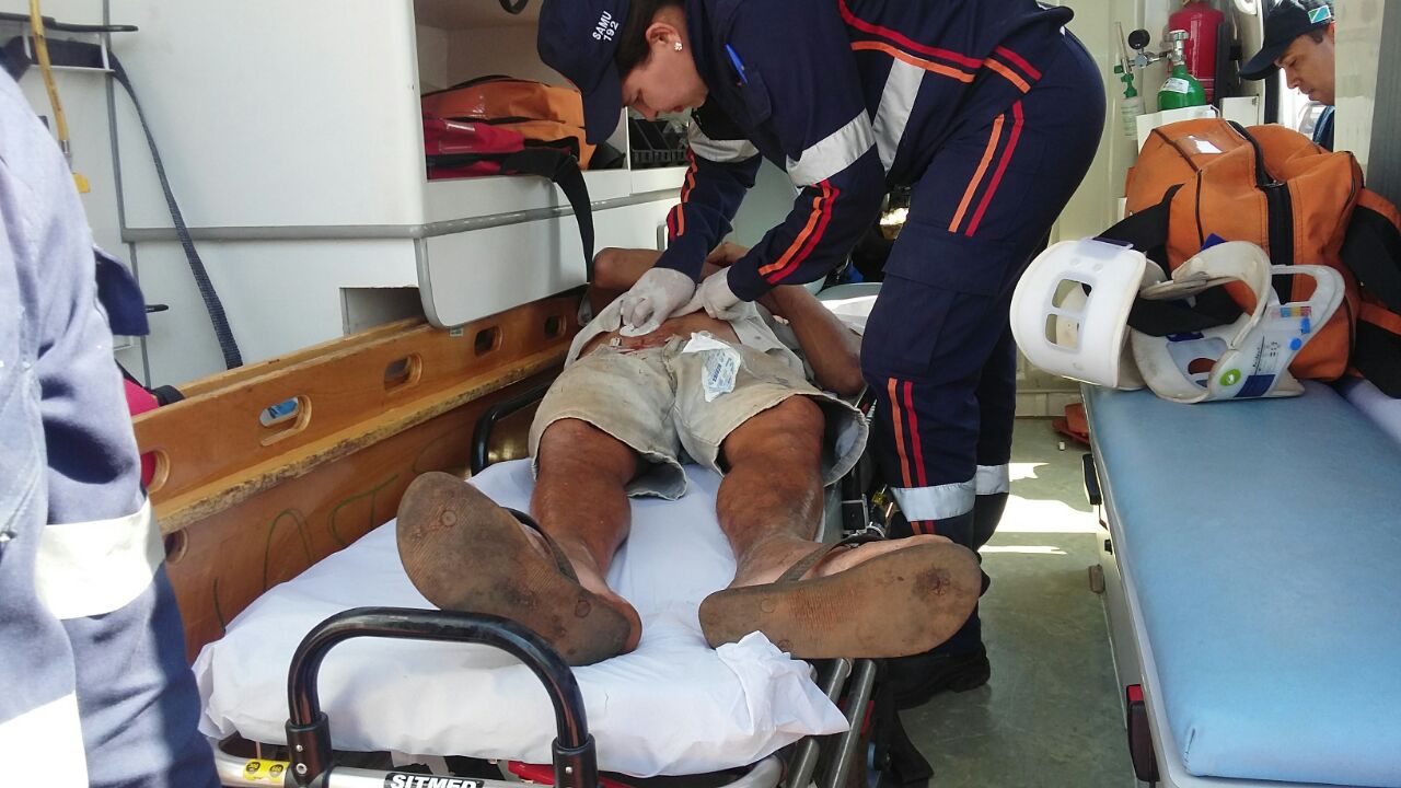 Vítima é atendida por uma socorrista em ambulância do Samu - Celso Daniel/TVC