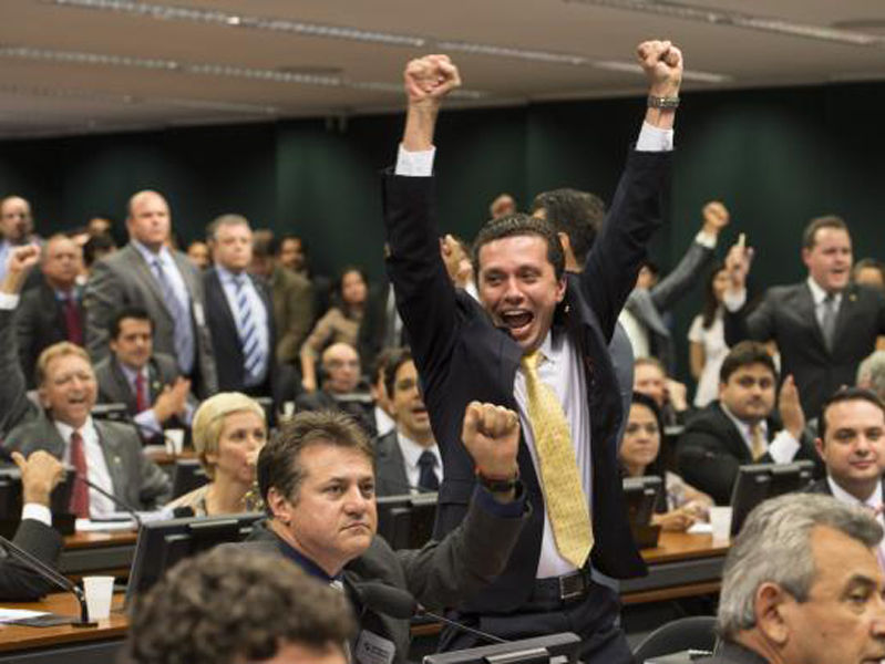 Deputados comemoram a rejeição do parecer do relator contra a admissibilidade da PEC - Marcelo Camargo/Agência Brasil