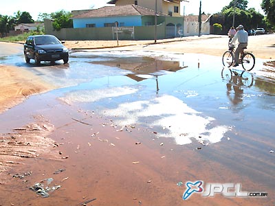 Ao invés de fazer a limpeza e manutenção das piscinas, os donos das casas preferem desperdiçar água a gastar com equipamentos e produtos -