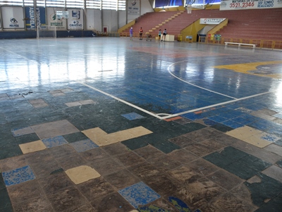 Ginásio de Esportes, o maior da cidade, está abandonado -