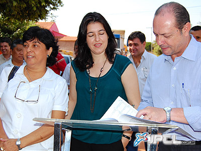 No Jardim Brasília, após assinatura da ordem de serviço de obras de asfalto e drenagem, prefeita Simone Tebet renovou o convênio com a Fundação Banco do Brasil para continuação do projeto AABB Comunidade -