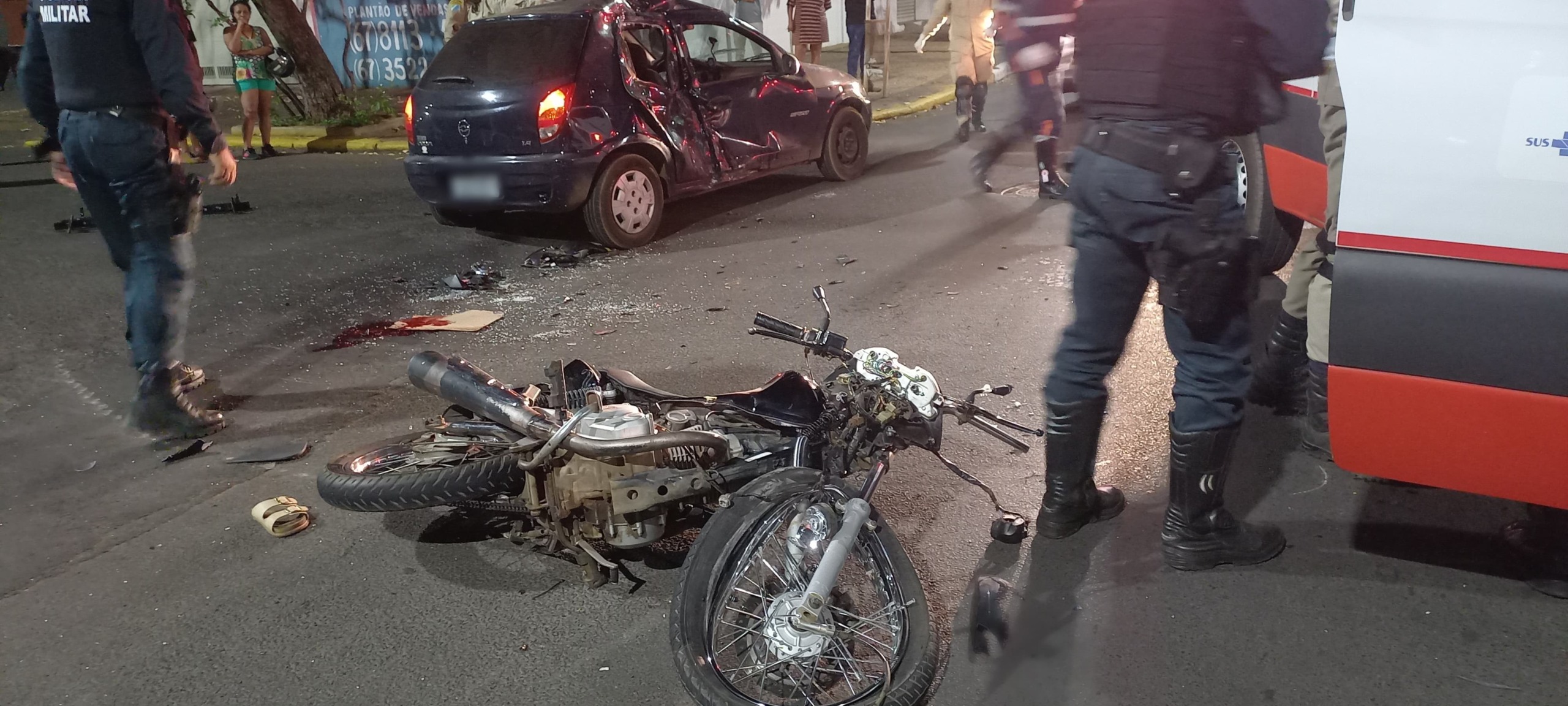 Motociclista precisou ser internado em estado grave, devido as lesões