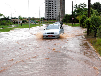 Em vários pontos da Cidade, em vias pavimentadas, ocorrem alagamentos durante período de chuvas, dificultando o trânsito de pedestres. -