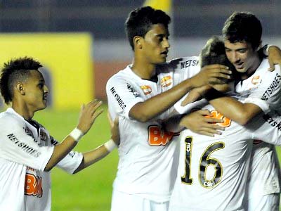Santistas comemoram vitória sobre os pernambucanos -