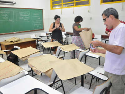 Professores confeccionam cartazes para espalharem pela universidade -