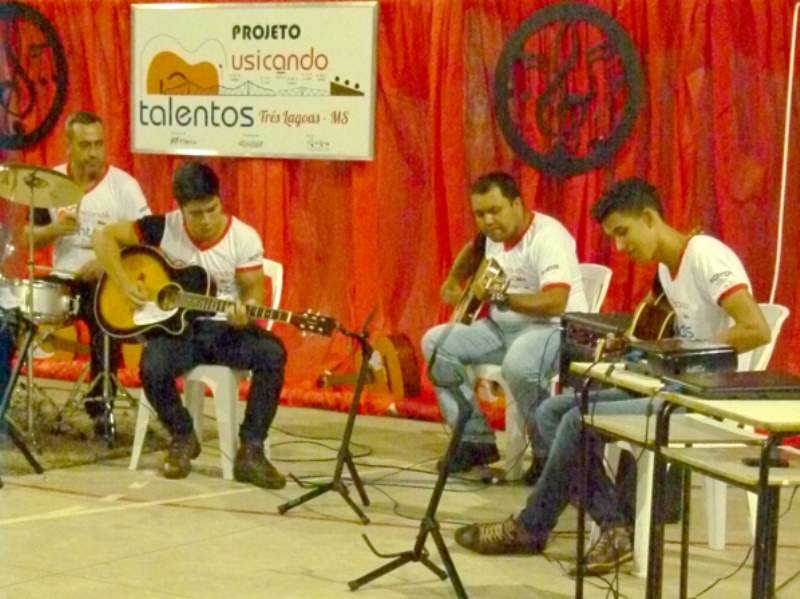 Aulas do Musicando Talentos são realizadas na quadra poliesportiva do bairro Jupiá - Divulgação