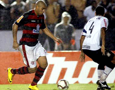 Adriano parte para cima de Willian no Maracanã - Adriano parte para cima de Willian no Maracanã -