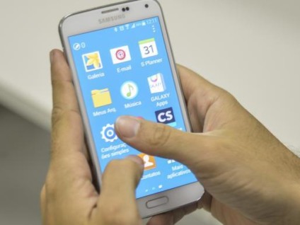 Enquanto estiver votando, eleitor deve deixar celular em um móvel próximo ao mesário responsável pela seção - Marcello Casal Jr/Agência Brasil