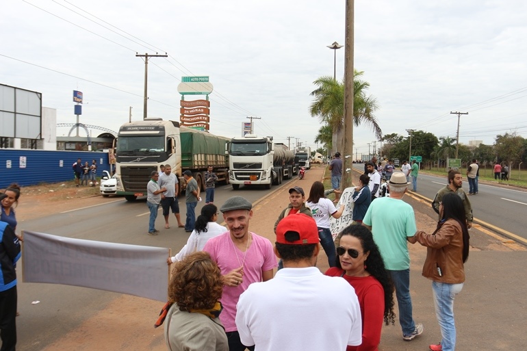 Rodovias que cortam Três Lagoas foram interditadas na manhã desta sex-feira - Hugo Leal/JPNEWS