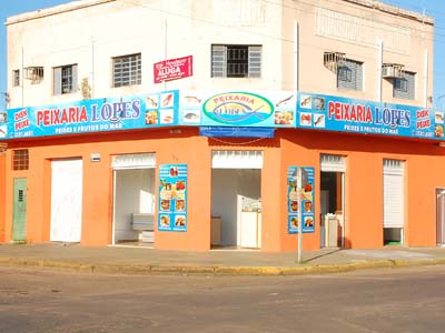 A Peixaria está aberta das 7h às 19h de segunda a sábado e domingo até ao meio dia -